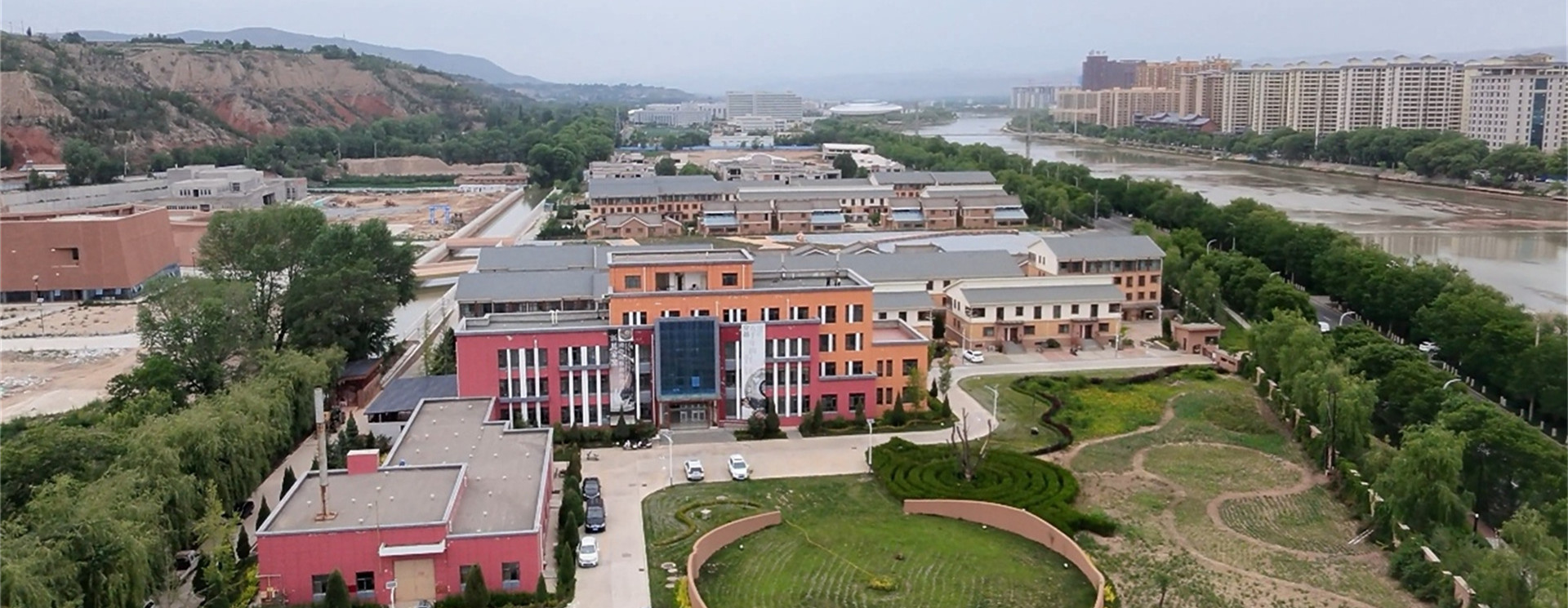 2011年11月，itb8888通博出资兴建了临洮马家窑彩陶文化幼镇，由旗下子公司“临洮马家窑世界彩陶文化中心有限责任公司”全面掌管幼镇的建设及运营。